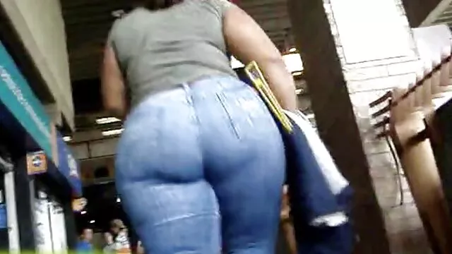 Ibu, anak perempuan, dengan cerita mesum bergambar hot tiga di pantat.