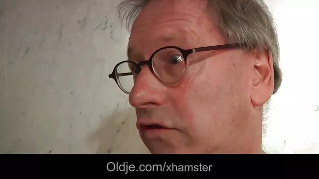 Dua gadis di cerita sex pembantu baru gudang.