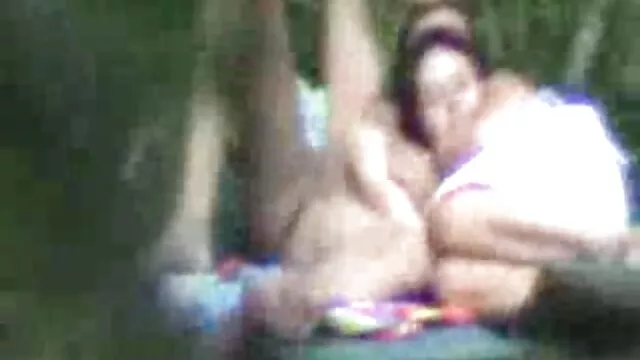 Aktris cerita sex dengan tante terbaru porno dewasa membelai vaginanya.