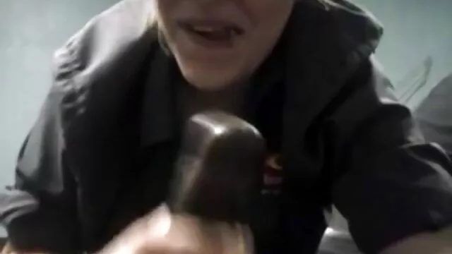 Seorang wanita telah threesome di dapur. kumpulan cersex hot