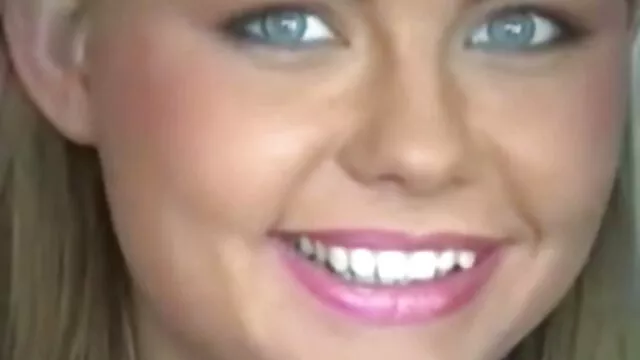 Cincinnya cerita sex mama terbaru tersangkut, aku bisa melepas sarung tangannya, tapi dia masih masturbasi.