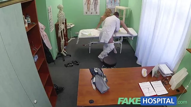 Ibu cersex baru memberiku masturbasi kakinya.