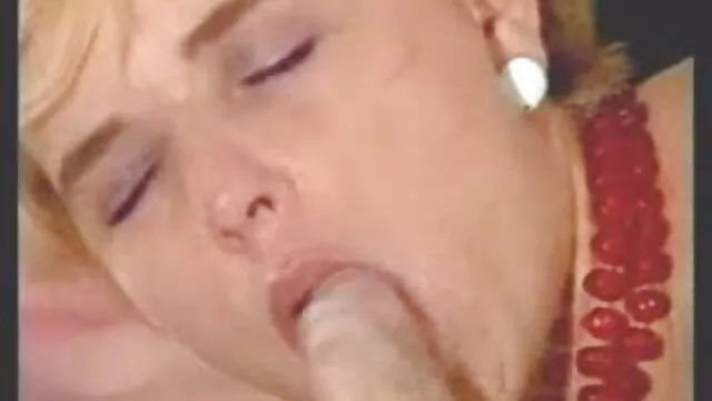 Seorang pria berotot yang mencintai ekornya, kumpulan cersex hot Payudara kecil.