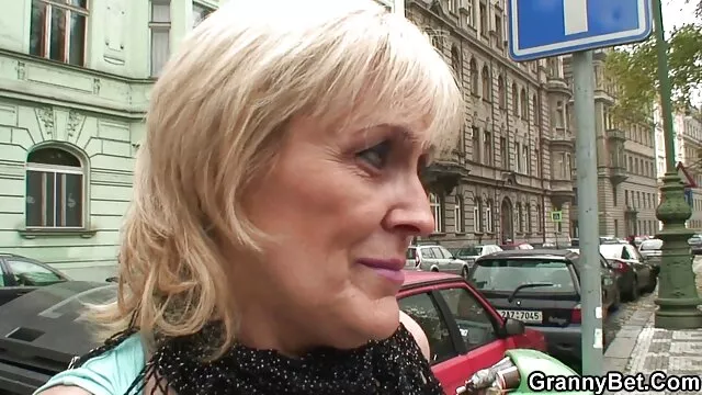 Luna Star kakinya cerita seks dewasa baru dan kemudian naik ke atas bokongnya.