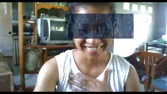 Personil penjualan kumis, seorang cerita panas baru gadis di pantai.