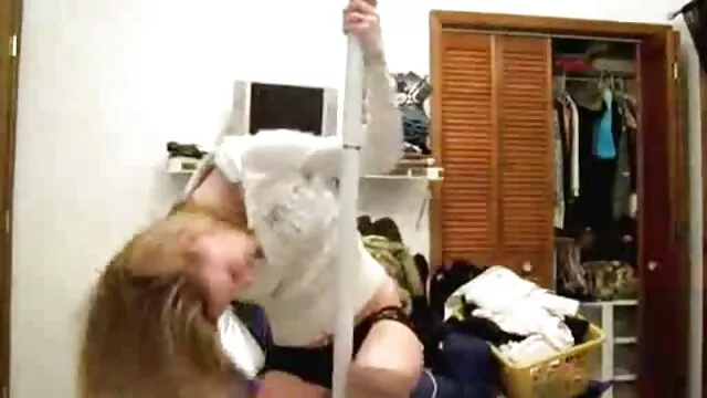 Aku mencoba bersembunyi di lemari, tapi adikku cerita seks setengah baya terbaru Kendra Spade menemukanku.