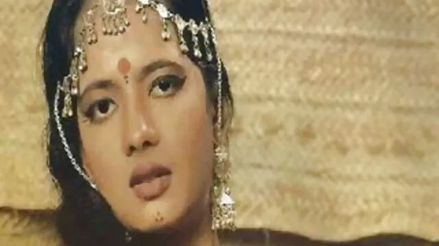 Julia memasang kumpulan cerita seks 2017 kondom di mulutnya.