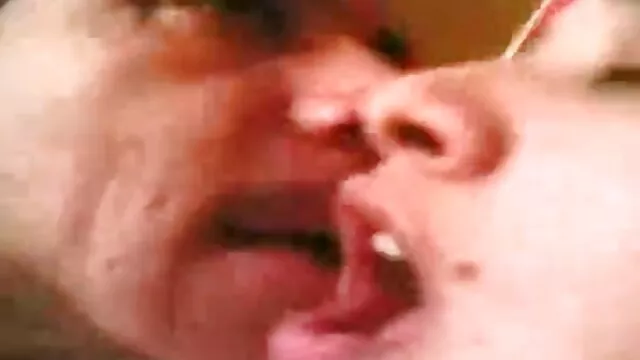 Julia Red cerita sex terbaru ibu masturbasi di dapur sebelum cumshot.